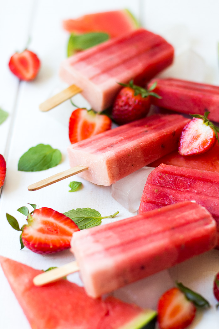 Erdbeer-Melonen-Eis am Stiel