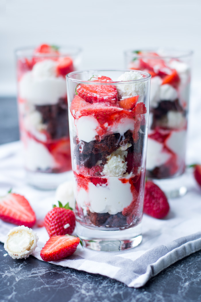 Erdbeer-Schicht-Dessert mit Raffaello - so schmeckt der Sommer