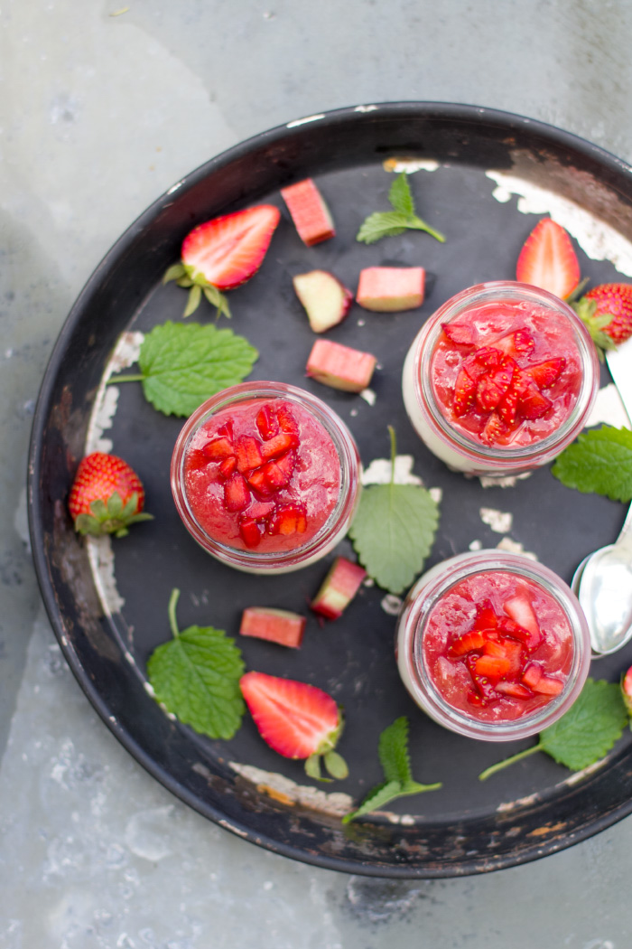 Rhabarber Erdbeer Dessert im Glas