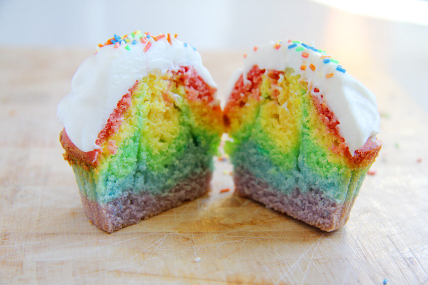 Regenbogen Cupcakes mit Frosting