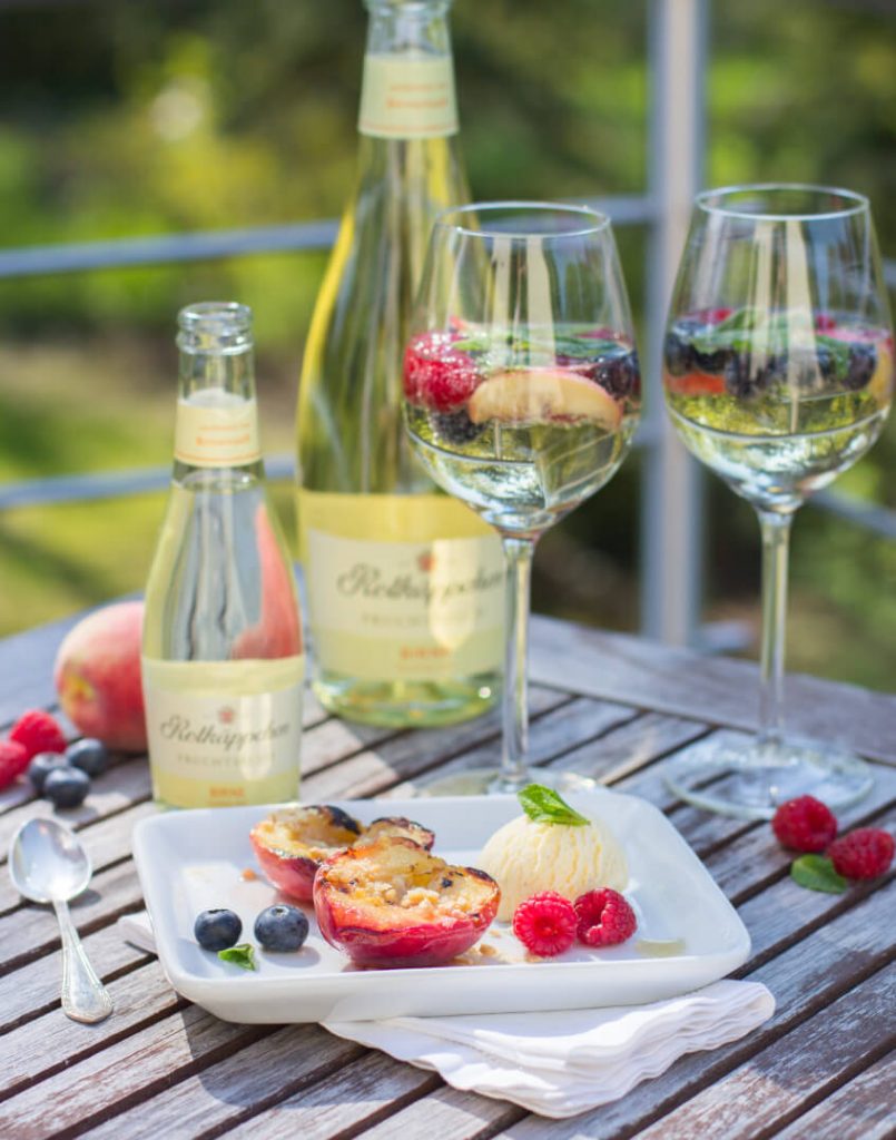 Gegrillter Pfirsich mit Vanilleeis und Rotkäppchen Fruchtsecco