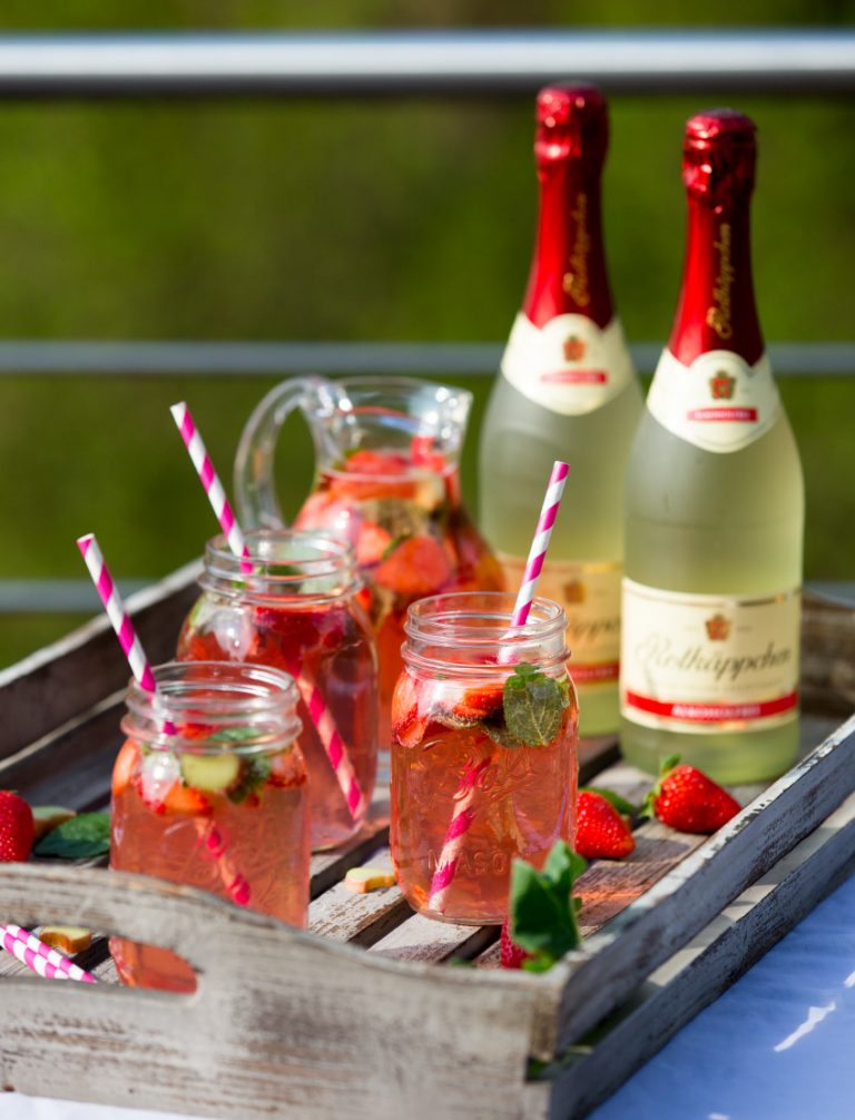 Rhabarber-Erdbeer-Bowle mit Rotkäppchen Alkoholfrei - TRYTRYTRY