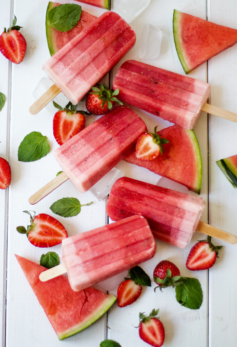 Erdbeer-Melonen-Eis am Stiel