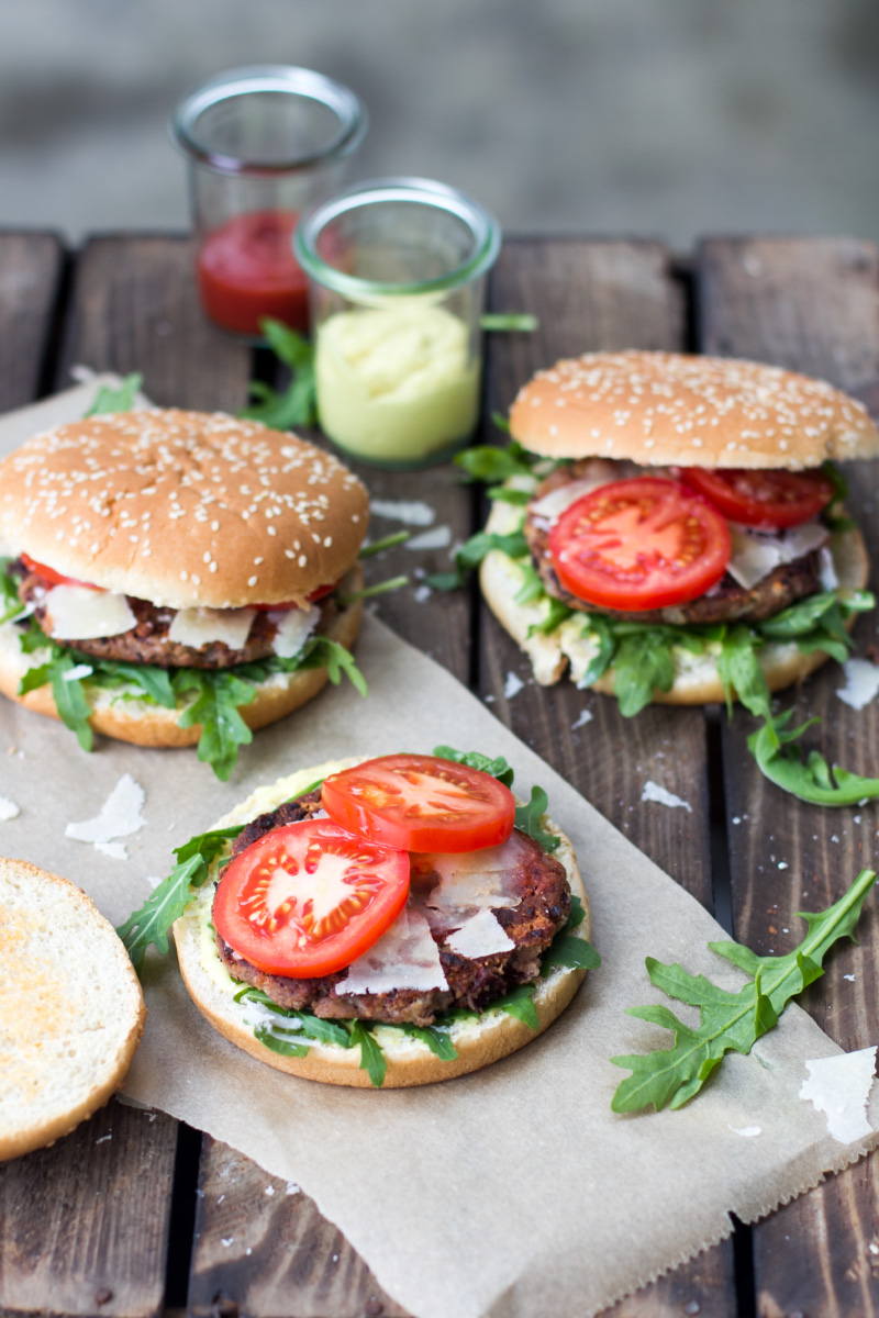 Vegetarischer Caesar-Burger mit Kidneybohnen-Patties