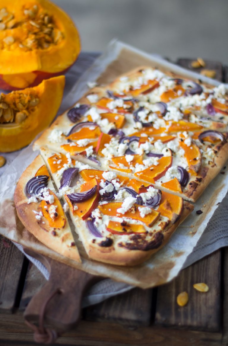 Kürbis-Flammkuchen mit Feta und Zwiebeln - TRYTRYTRY