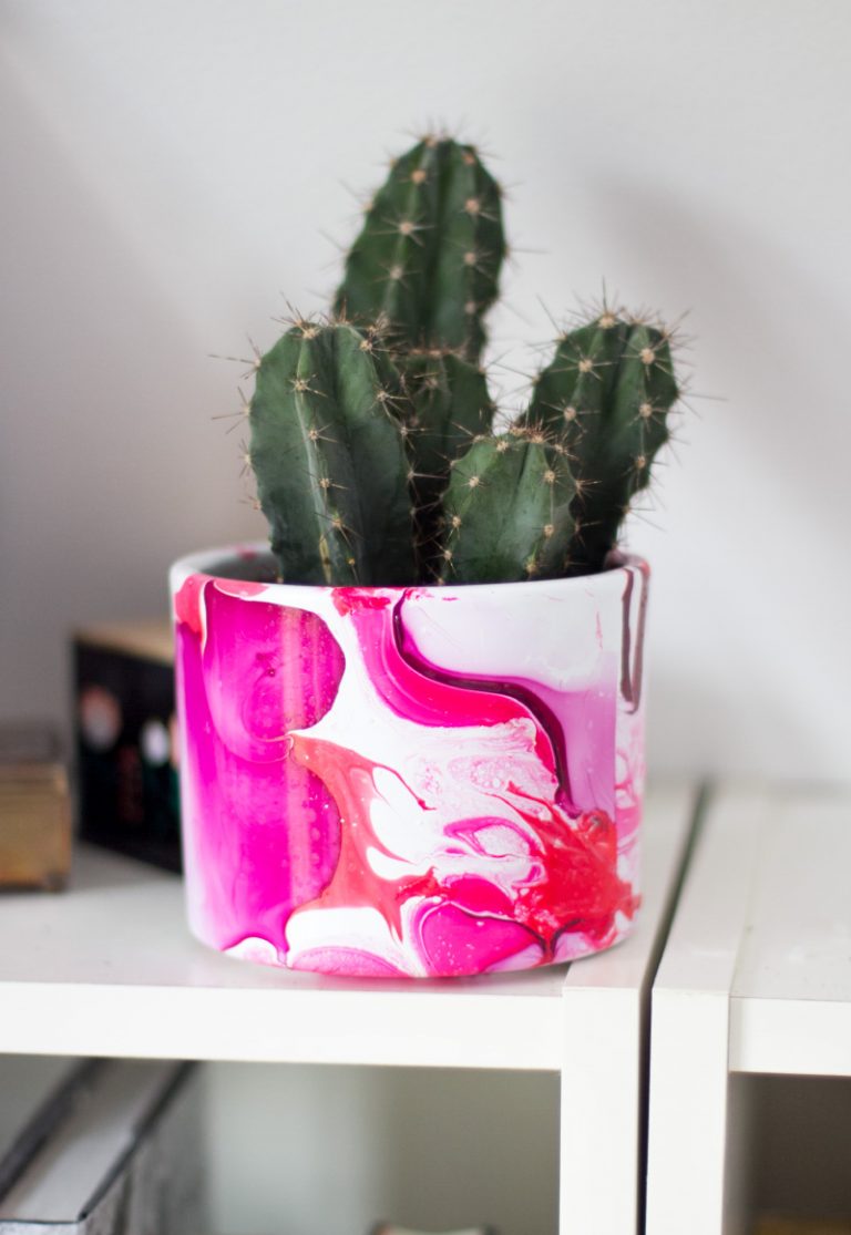 Blumentopf mit Marmoreffekt mit Nagellack als Geschenkidee - TRYTRYTRY
