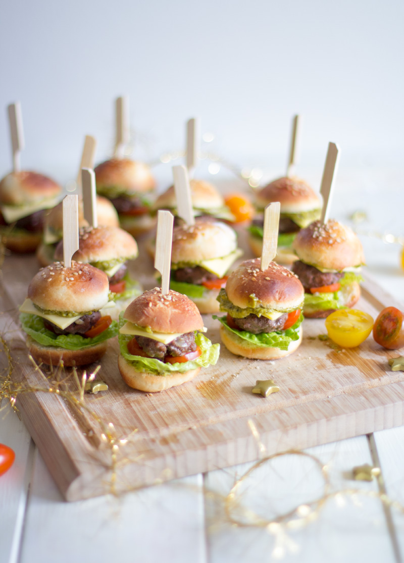 Mini burgers for children's birthday parties