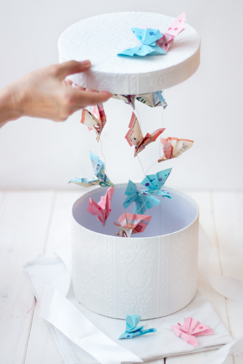 Kreative Hochzeitsgeschenke für Hochzeiten und anderen Feiern: Fliegende Schmetterlinge in der Box