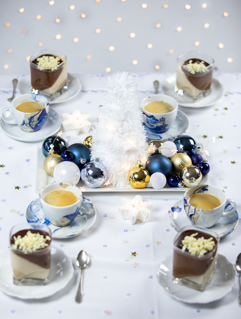 Schoko-Kaffee-Panna Cotta und Marmorierte Tassen für deine Weihnachtskaffeetafel