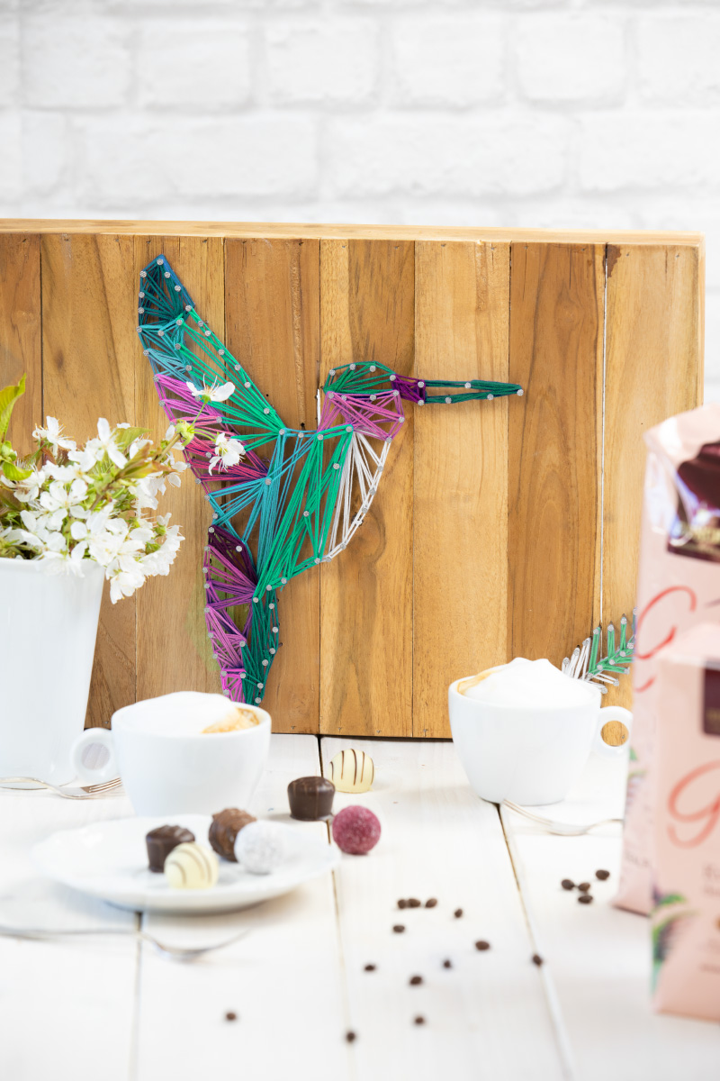 Kolibri String-Art / Fadenbild für den Kaffeetisch mit Gala von Eduscho Kreation des Jahres