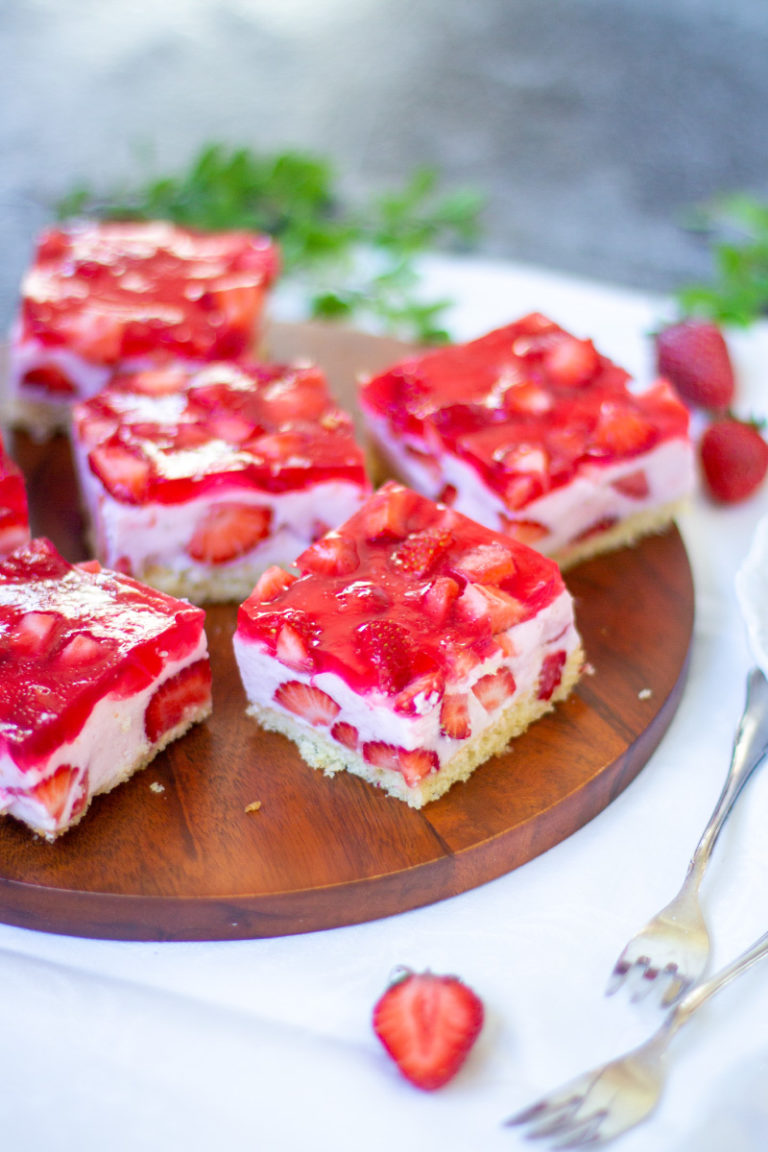 Die Erdbeer-Zeit feiern mit der leckersten Erdbeer-Schnitte - TRYTRYTRY