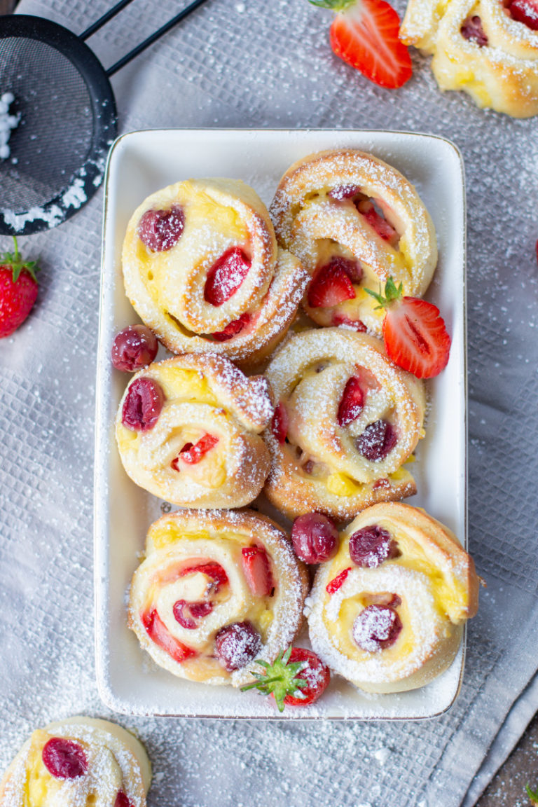 Puddingschnecken mit Kirschen und Erdbeeren - TRYTRYTRY Puddingschnecken mit Kirschen und Erdbeeren - TRYTRYTRY