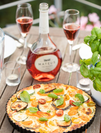 Sommerlich, mediterrane Quiche mit Mateus Rosé Original