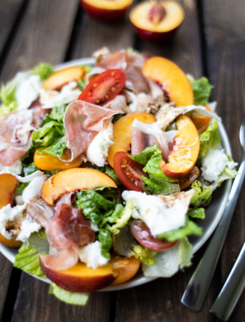 Sommersalat mit Nektarinen, Parmaschinken und Büffelmozzarella