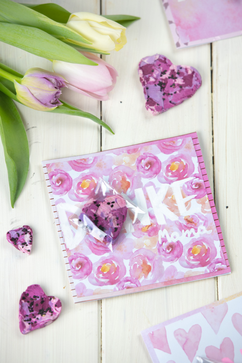 Geschenke für die Freundin selber machen: Lebende Muttertagskarten mit Samenbomben