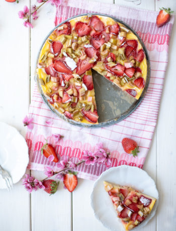 Puddingkuchen mit Rhabarber und Erdbeeren