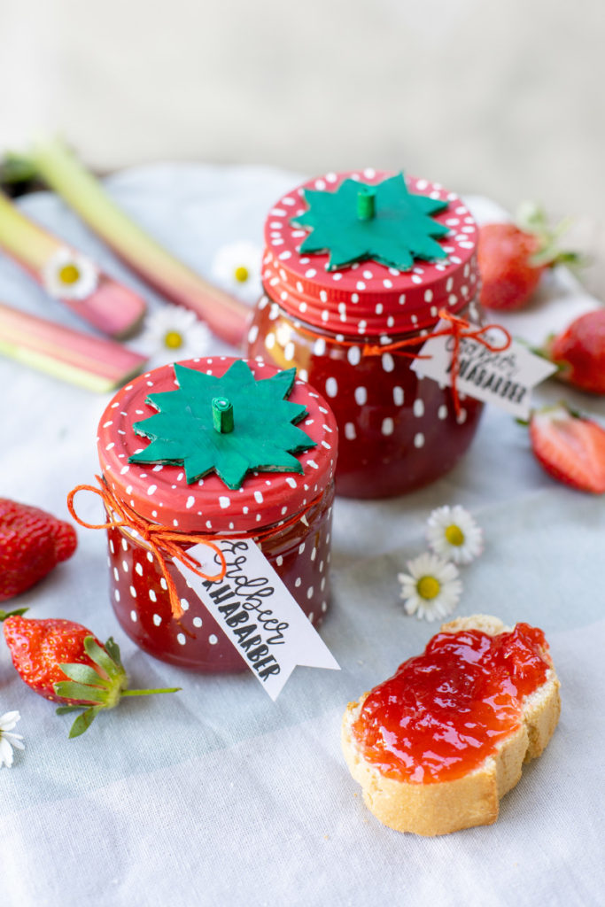 Erdbeer-Rhabarber-Marmelade im Erdbeer-Glas - TRYTRYTRY