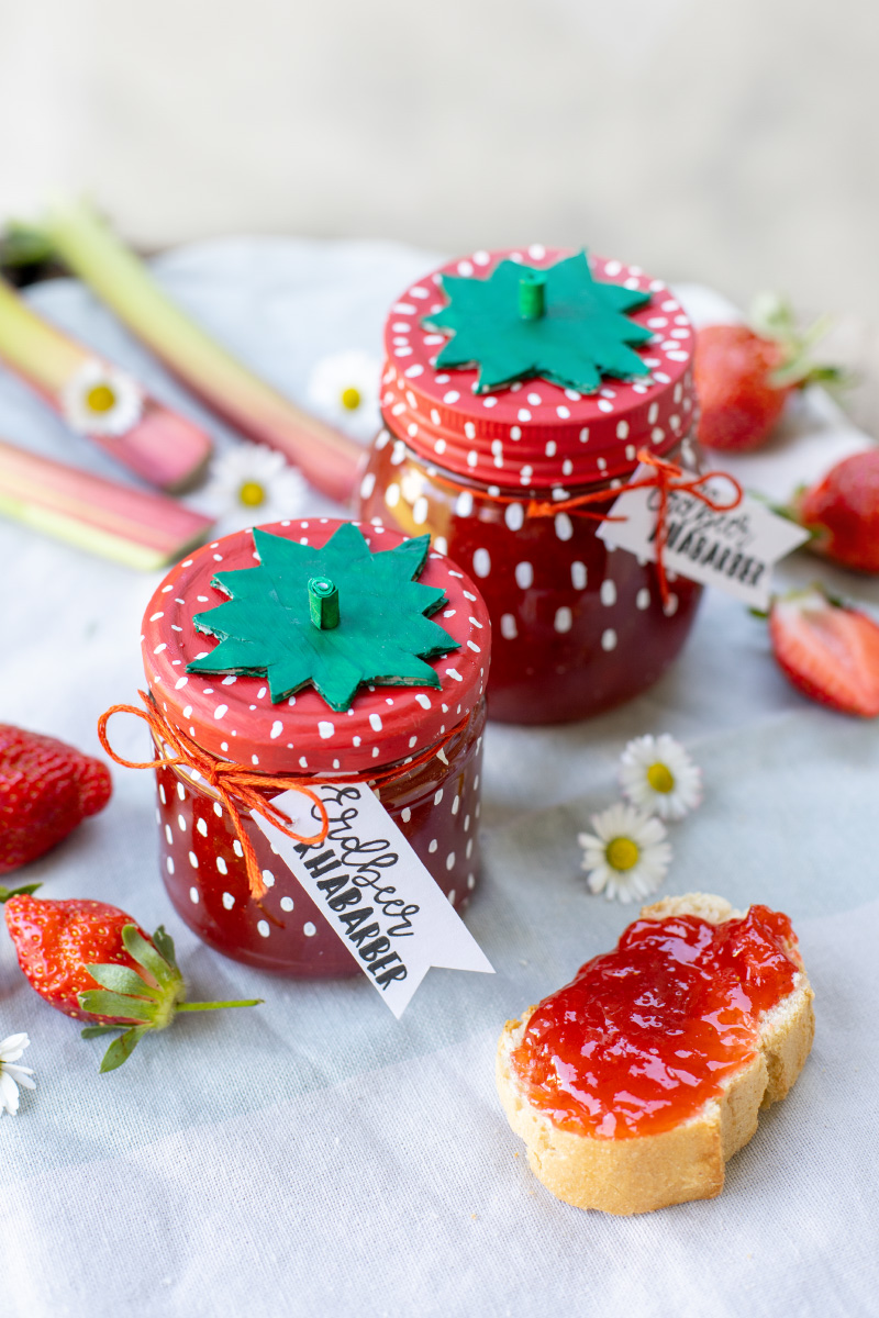 Erdbeer-Rhabarber-Marmelade im Erdbeer-Glas