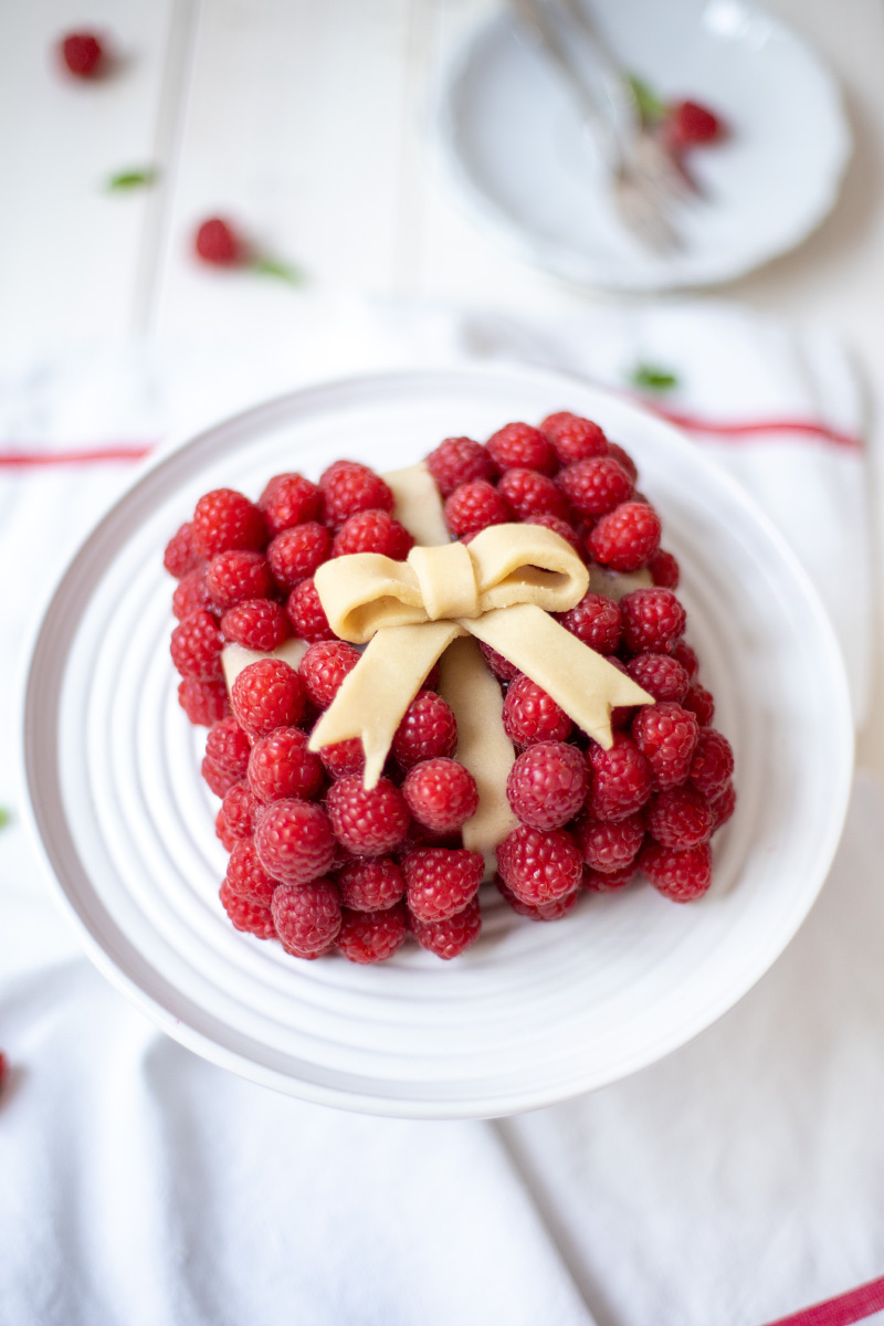 Raspberry and lemon cake as a gift wrap