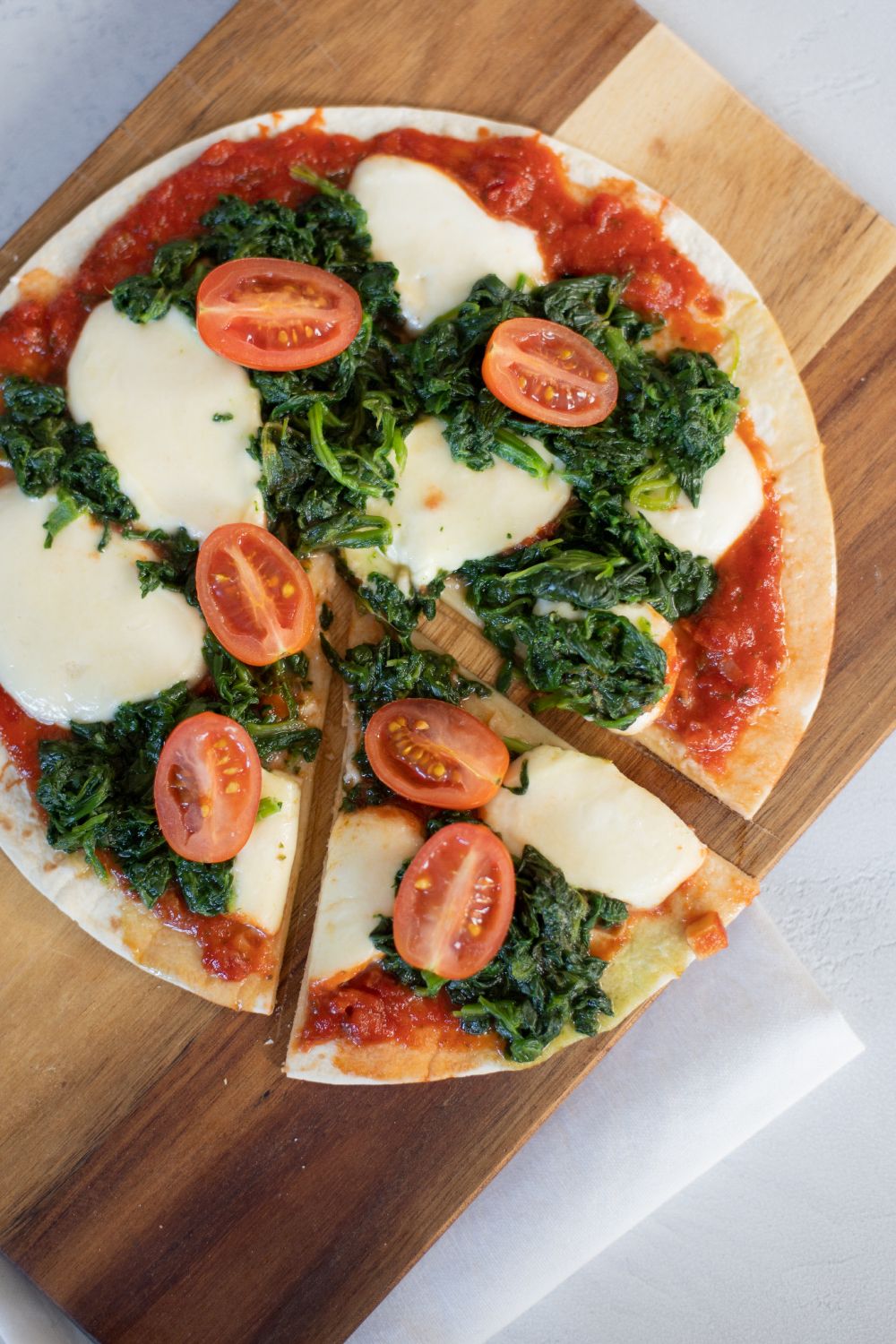 Blitz-Pizza | Wrap-Pizza mit Spinat, Tomate und Mozzarella