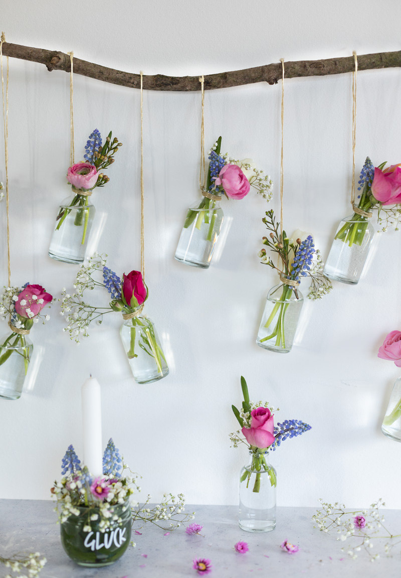 Frühlingsdeko selber machen mit hängenden Blumenvasen