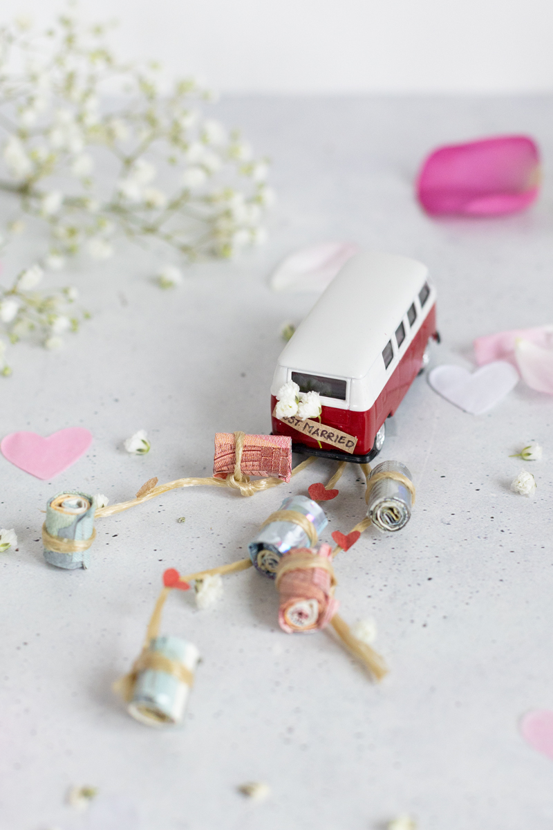Mini-Bus mit Dosen als Hochzeitsgeschenk