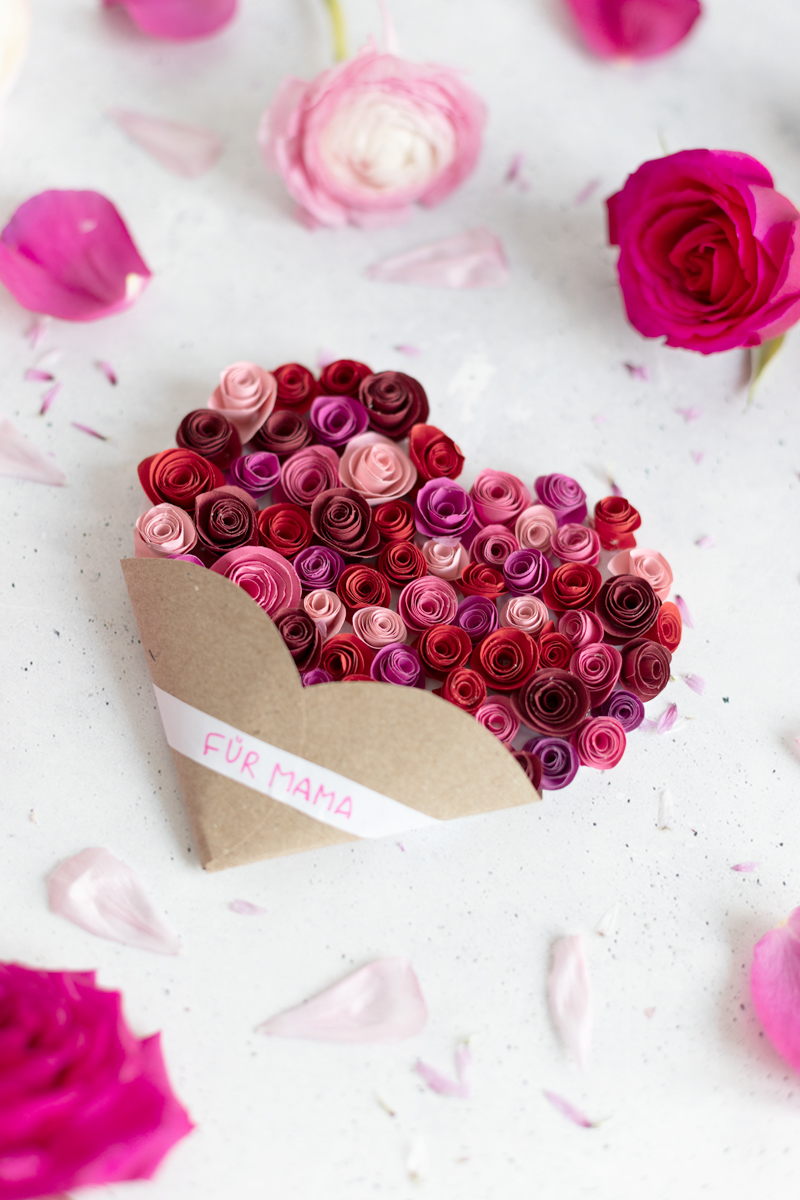 Muttertagskarte basteln mit Herz aus Papierblumen