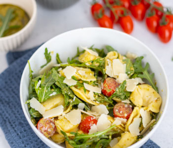 Einfaches Rezept für italienischen Tortellini Salat zum Grillen