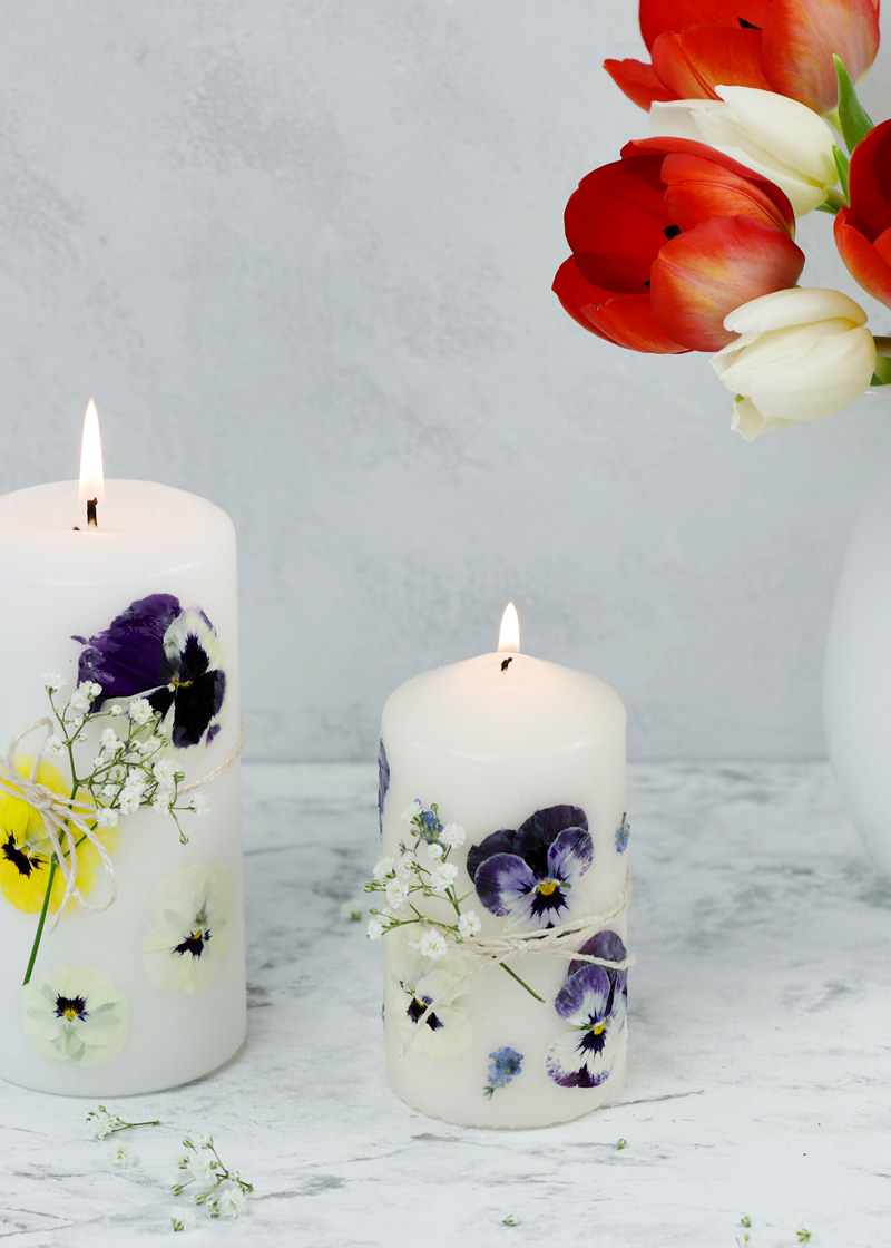 Kerzen mit getrockneten Blumen verzieren