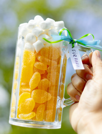 Bierkrug mit Süßigkeiten - einfaches Vatertagsgeschenk basteln