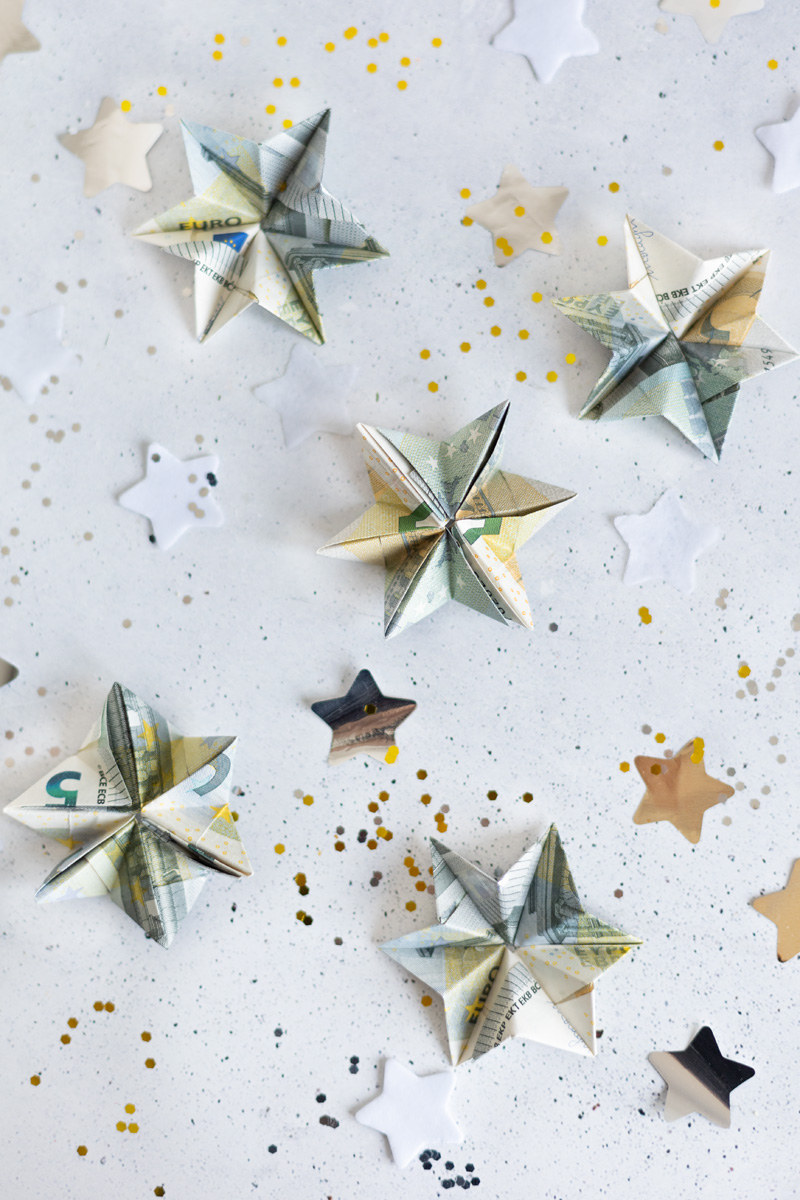 Short-term Christmas gifts: Fold a star out of money as a gift