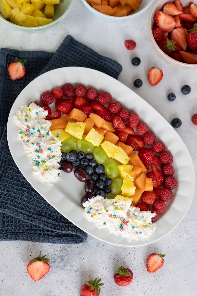 Regenbogen-Obstplatte - leckere Idee für Kindergeburtstag Essen