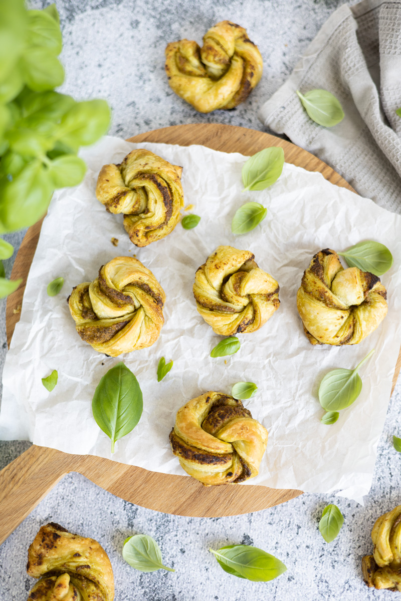 Herzhafte Blätterteig Knoten mit Pesto