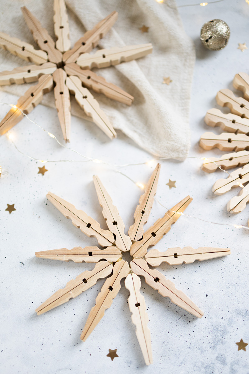 Weihnachtsgeschenke basteln mit Kindern:Sterne aus Wäscheklammer