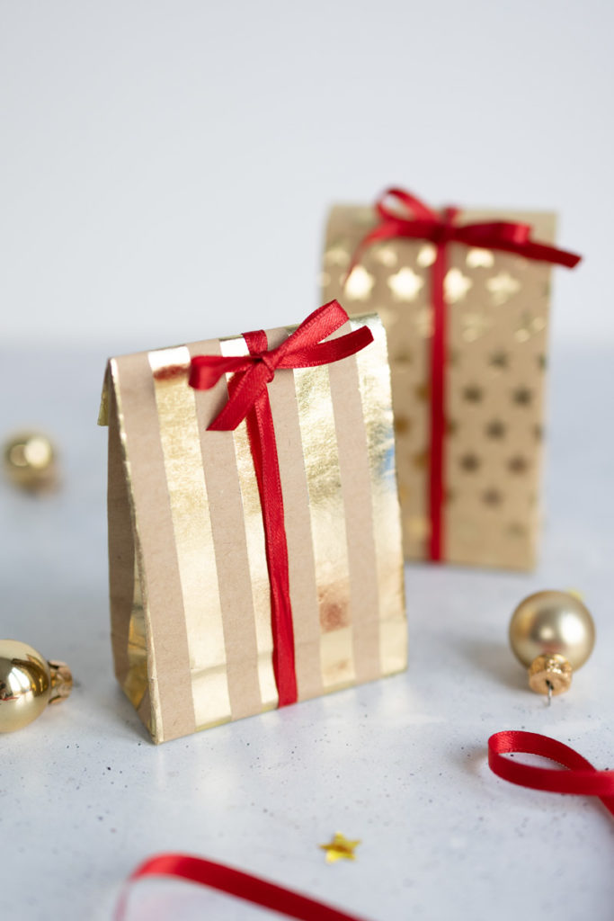 24 Weihnachts-Geschenktüten Aus Kraftpapier – 18,3x11,7x7,4 Cm, Mit Etiketten & Bändern, 8 Designs Für Party & Dekoration