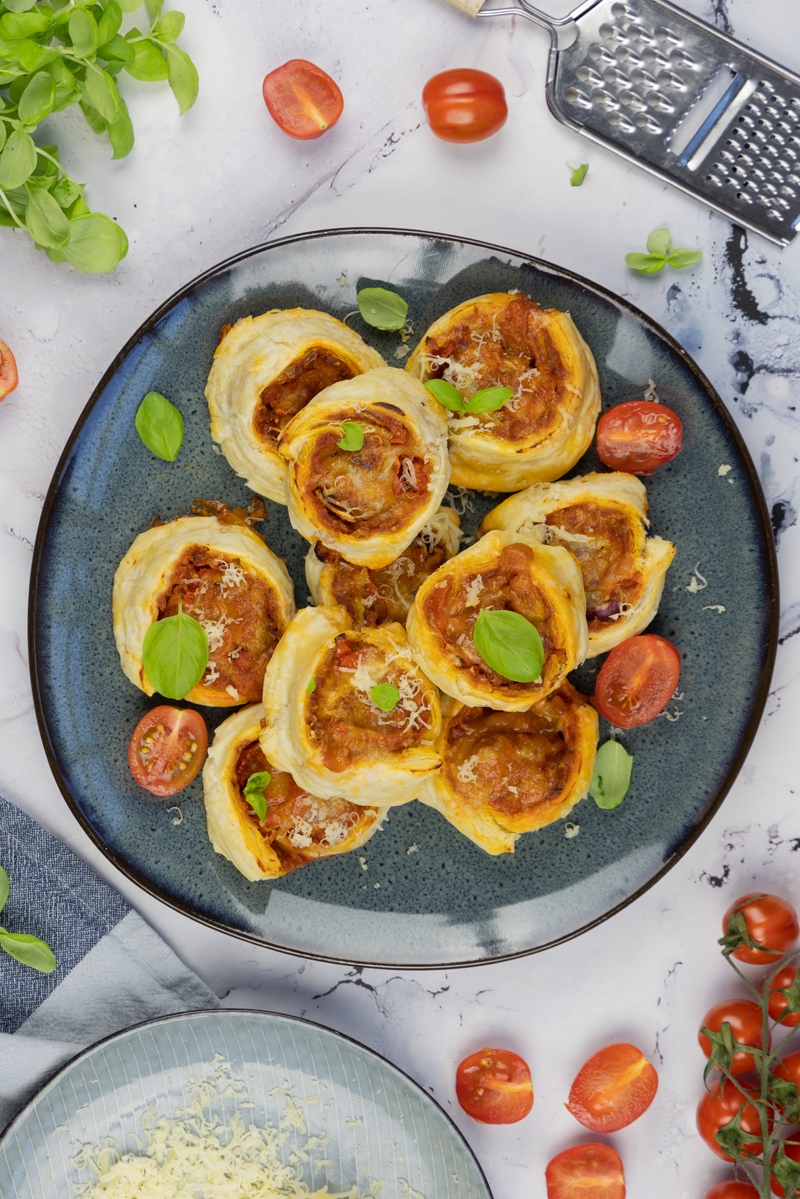 Buffet recipes: puff pastry snails with vegan mince