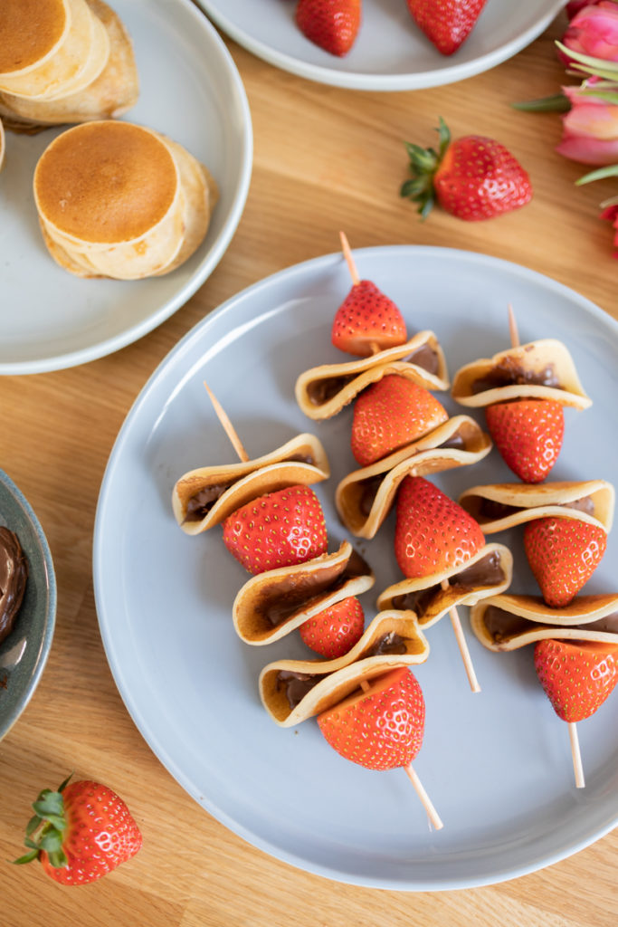 Süße Pfannkuchen-Spieße mit Erdbeeren - TRYTRYTRY