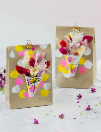 Geschenkverpackung basteln mit Eierkarton und Trockenblumen #DIYYearChallenge