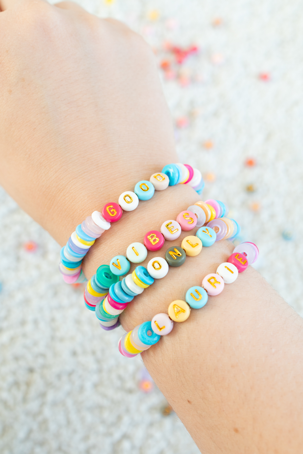 Armbänder für den Sommer mit Buchstaben Perlen basteln