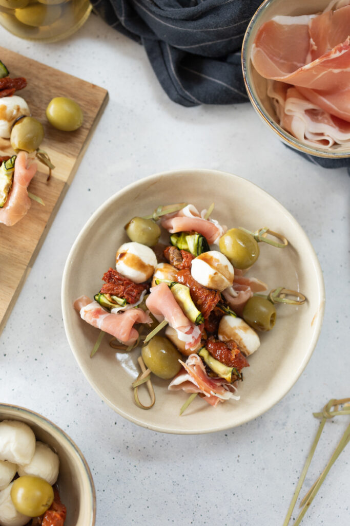Italienische Antipasti-Spieße - Kalte und schnelle Fingerfood-Idee