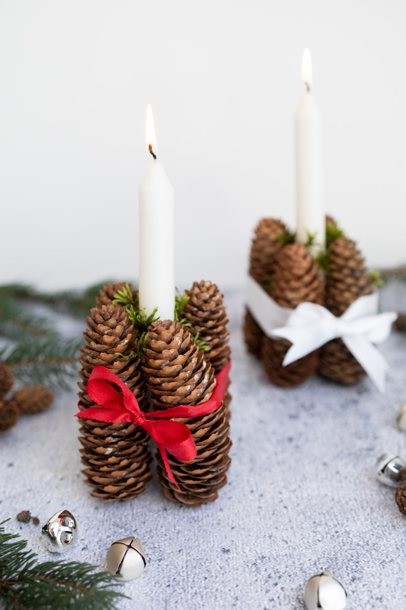 Tannenzapfen-Kerzenhalter selber machen als Weihnachtsdeko