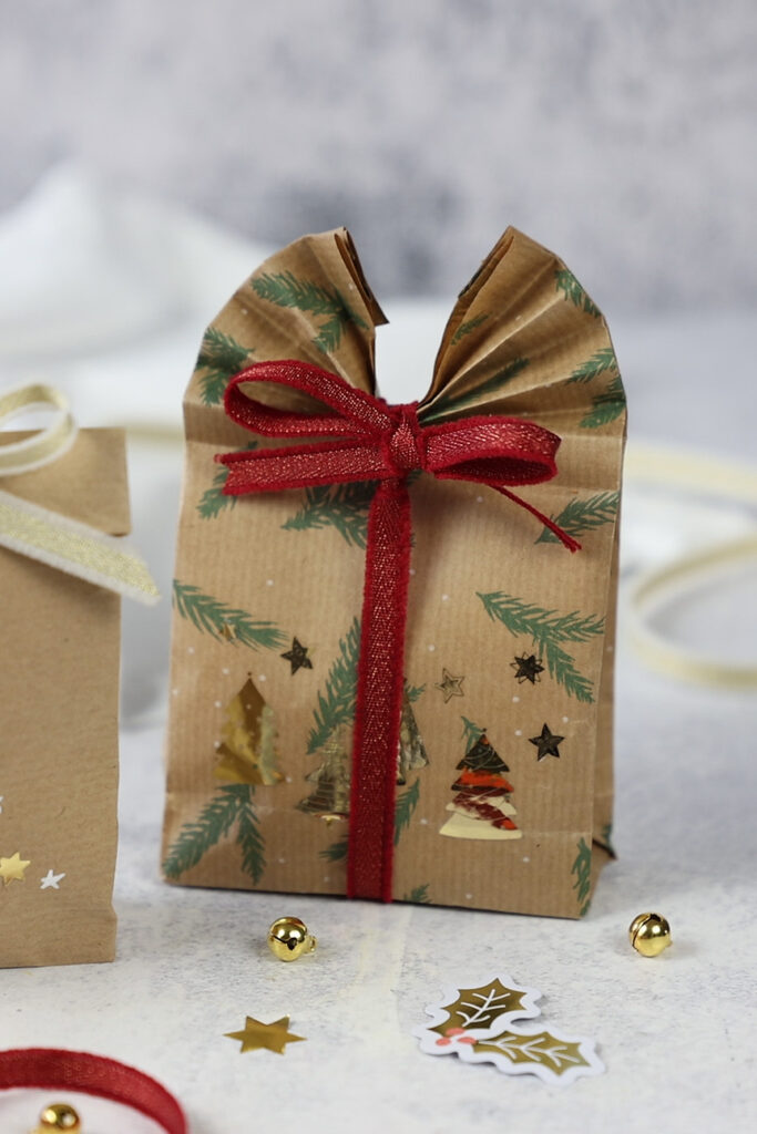 Tüte aus Geschenkpapier basteln - TRYTRYTRY