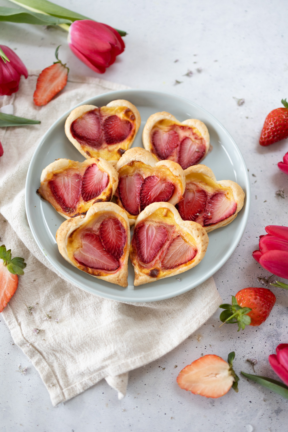 Blätterteig-Herzen mit Erdbeeren