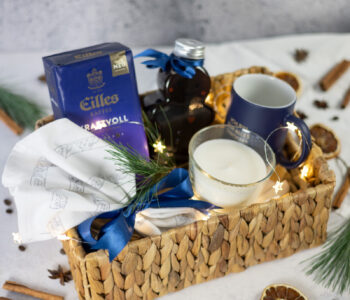 Weihnachtlicher Geschenkkorb mit Kaffeesirup und bestempelten Küchentüchern selber machen