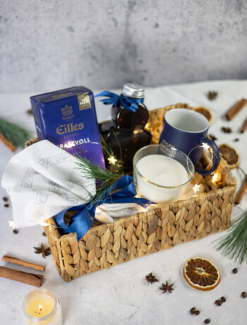 Weihnachtlicher Geschenkkorb mit Kaffeesirup und bestempelten Küchentüchern selber machen