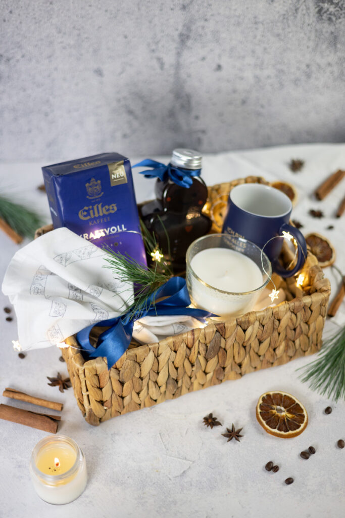 Weihnachtlicher Geschenkkorb mit Kaffeesirup selber machen